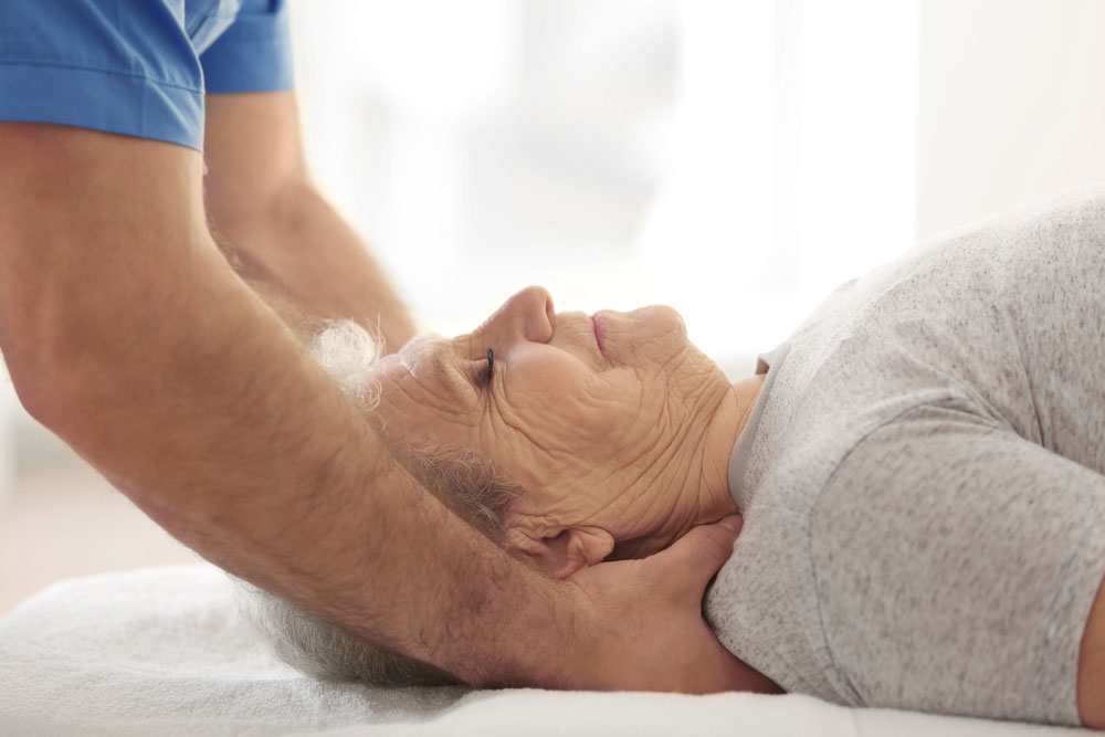 Kinesitherapeut begeleidt patiënt bij neurokinesitherapie oefening in Ninove